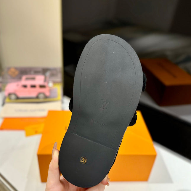 FURRY SLIPPER IN BLACK SHEARLING