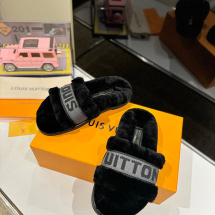 FURRY SLIPPER IN BLACK SHEARLING