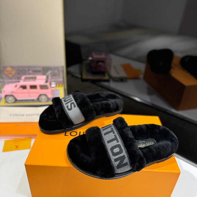 FURRY SLIPPER IN BLACK SHEARLING
