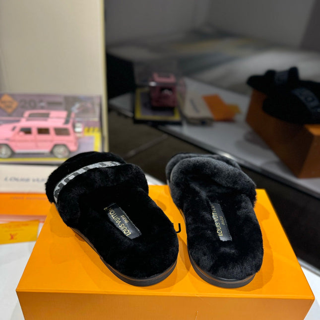 FURRY SLIPPER IN BLACK SHEARLING