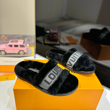 FURRY SLIPPER IN BLACK SHEARLING