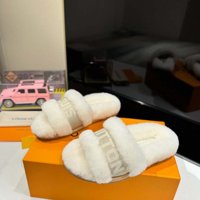 FURRY SLIPPER IN WHITE SHEARLING