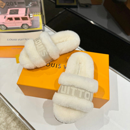 FURRY SLIPPER IN WHITE SHEARLING