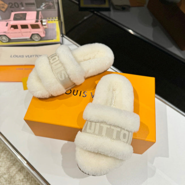 FURRY SLIPPER IN WHITE SHEARLING