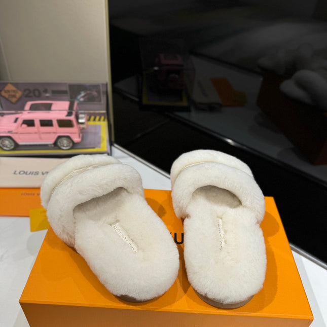 FURRY SLIPPER IN WHITE SHEARLING