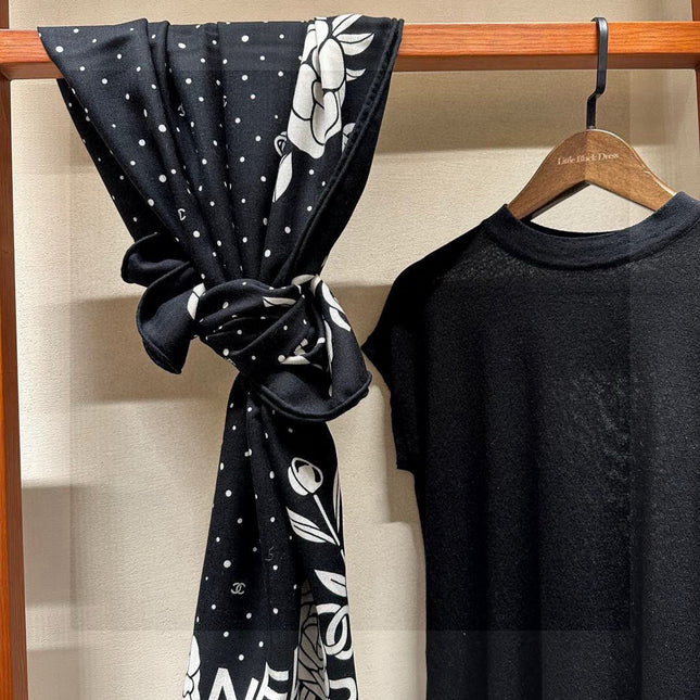 CHANEL 25S SCARF 140 IN SILK 735805