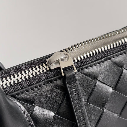 BOTTEGA VENETA 25S ANDIAMO LARGE INTRECCIATO 39 IN BLACK CALFSKIN