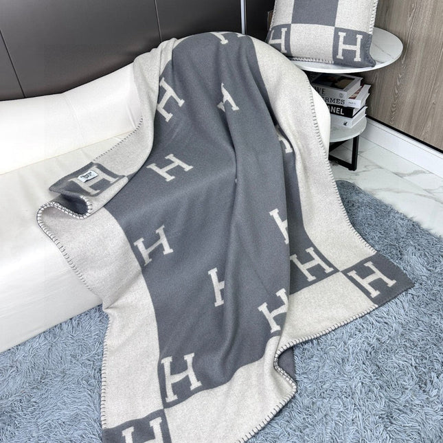 AVALON THROW BLANKET 170 CM IN COOL GRAY CASHMERE 294471