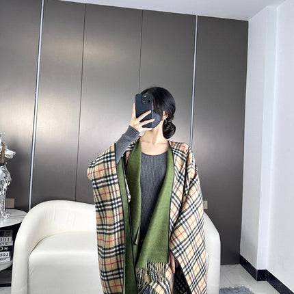 CHECK CAPE IN JADE GREEN WOOL 410153
