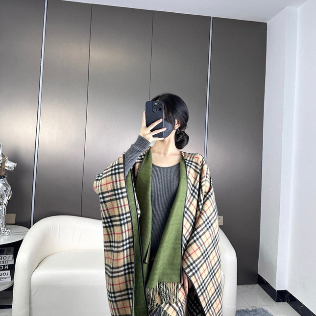 CHECK CAPE IN JADE GREEN WOOL 410153