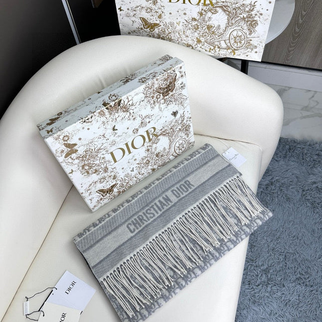 SCARF IN PALE GRAY MONOGRAM CASHMERE 413720