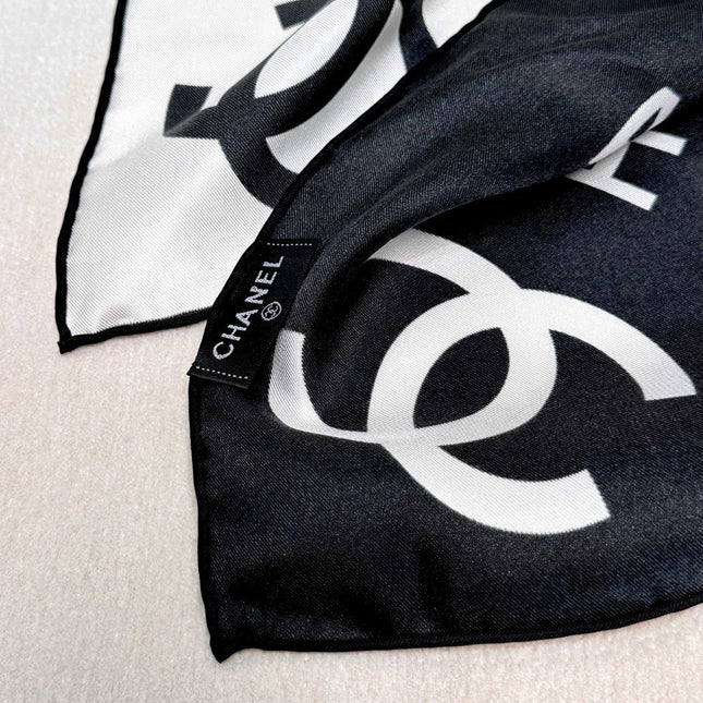 CHANEL 25S SCARF 90 IN SILK 720005