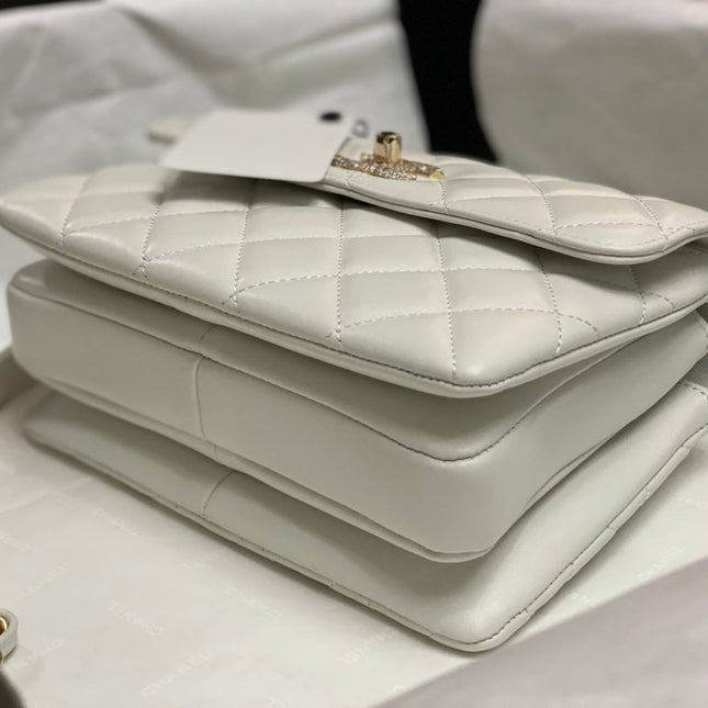 MINI FLAP BAG 19 IN WHITE CALFSKIN DIAMOND LOGO