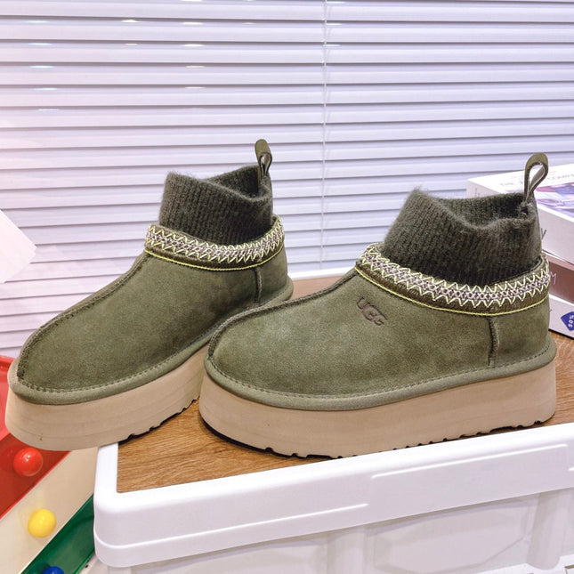 SNOW BOOTS IN OLIVE GREEN SUEDE WITH ETHNIC STYLE SOCK