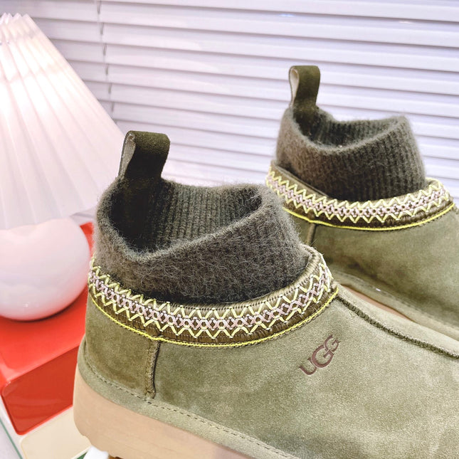 SNOW BOOTS IN OLIVE GREEN SUEDE WITH ETHNIC STYLE SOCK