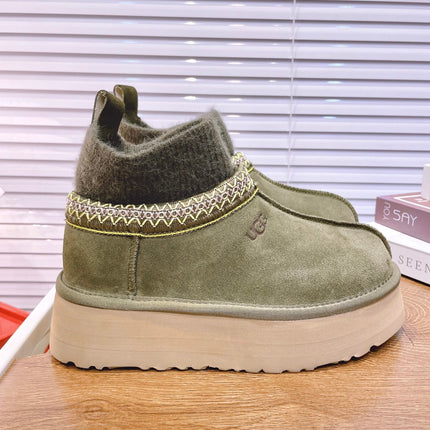 SNOW BOOTS IN OLIVE GREEN SUEDE WITH ETHNIC STYLE SOCK