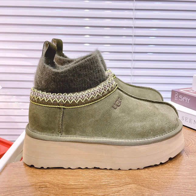 SNOW BOOTS IN OLIVE GREEN SUEDE WITH ETHNIC STYLE SOCK
