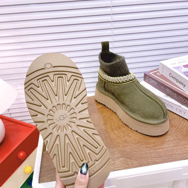 SNOW BOOTS IN OLIVE GREEN SUEDE WITH ETHNIC STYLE SOCK