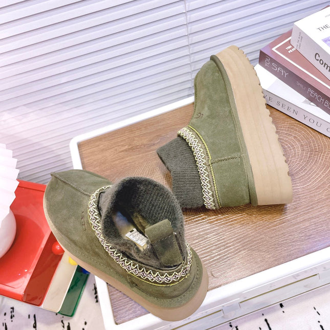 SNOW BOOTS IN OLIVE GREEN SUEDE WITH ETHNIC STYLE SOCK