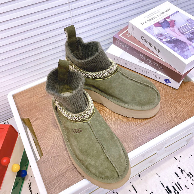 SNOW BOOTS IN OLIVE GREEN SUEDE WITH ETHNIC STYLE SOCK