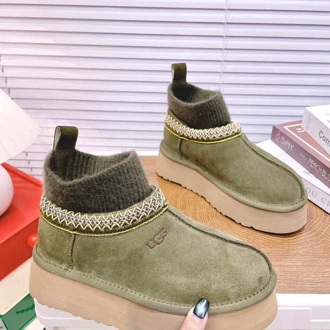 SNOW BOOTS IN OLIVE GREEN SUEDE WITH ETHNIC STYLE SOCK