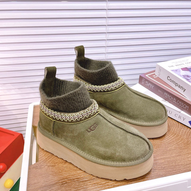 SNOW BOOTS IN OLIVE GREEN SUEDE WITH ETHNIC STYLE SOCK