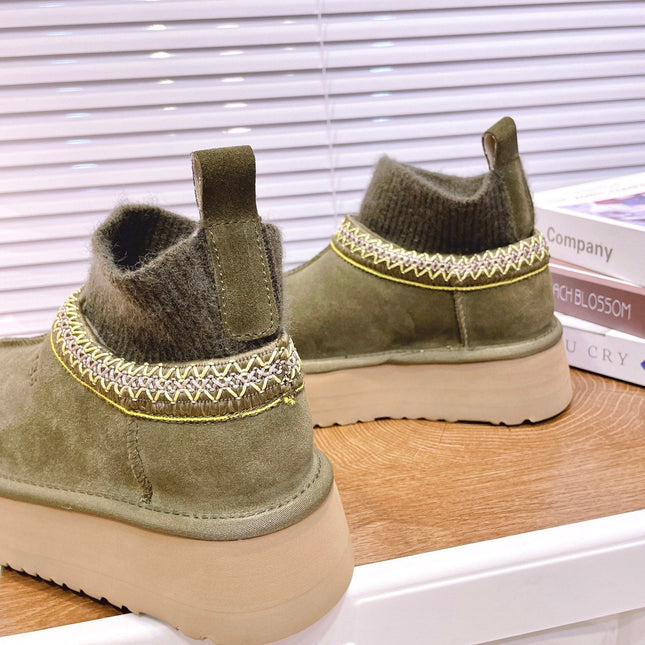 SNOW BOOTS IN OLIVE GREEN SUEDE WITH ETHNIC STYLE SOCK