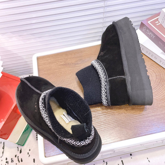 SNOW BOOTS IN BLACK SUEDE WITH ETHNIC STYLE SOCK