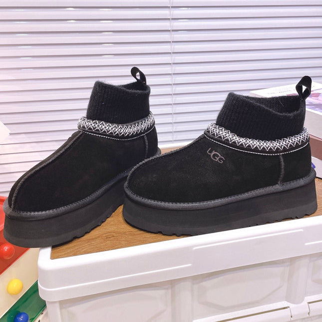 SNOW BOOTS IN BLACK SUEDE WITH ETHNIC STYLE SOCK