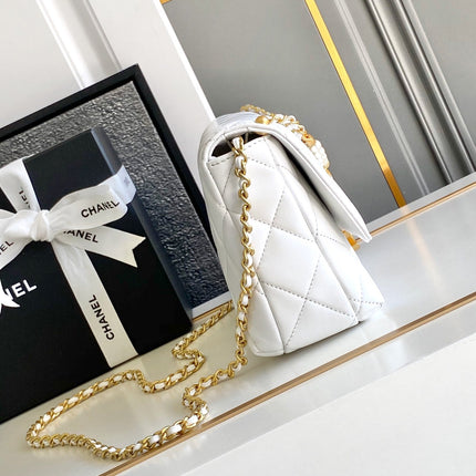 CC MEDIUM 22 FLAP BAG IN WHITE LAMBSKIN GOLD HARDWARE