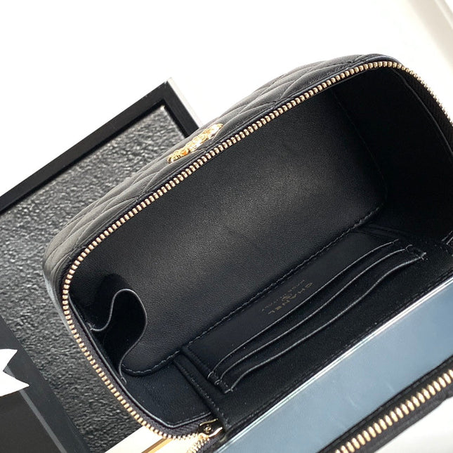 CC 17 CLUTCH WITH STRAP IN BLACK CALFSKIN