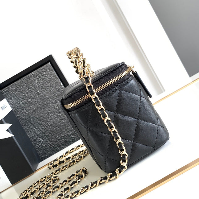 CC 17 CLUTCH WITH STRAP IN BLACK CALFSKIN