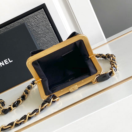 CC MINI 13 CLUTCH WITH STRAP IN BLACK LAMBSKIN ATTACH BOW