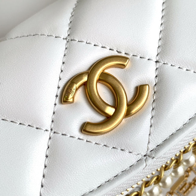 CC WAIST 24 BAG IN WHITE CALFSKIN WITH PEARL CHAIN AND GOLD HARDWARE