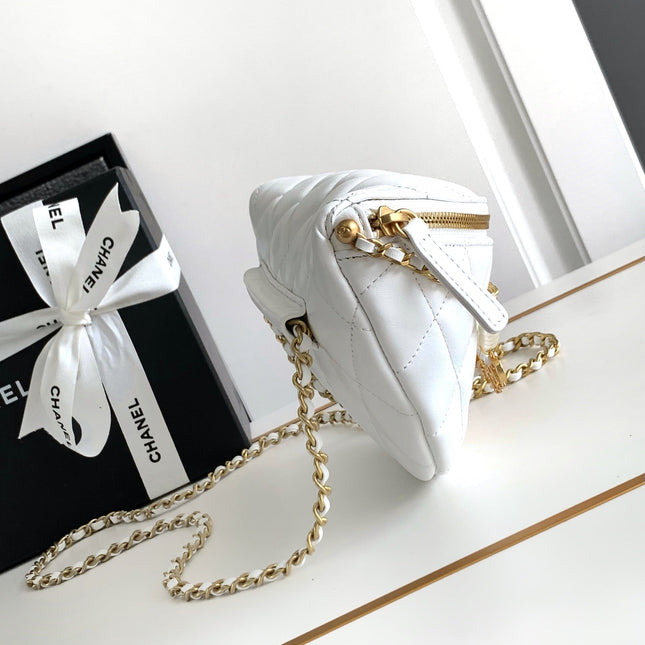 CC WAIST 24 BAG IN WHITE CALFSKIN WITH PEARL CHAIN AND GOLD HARDWARE