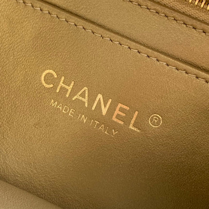 CC WAIST 24 BAG IN BLACK CALFSKIN WITH PEARL CHAIN AND GOLD HARDWARE