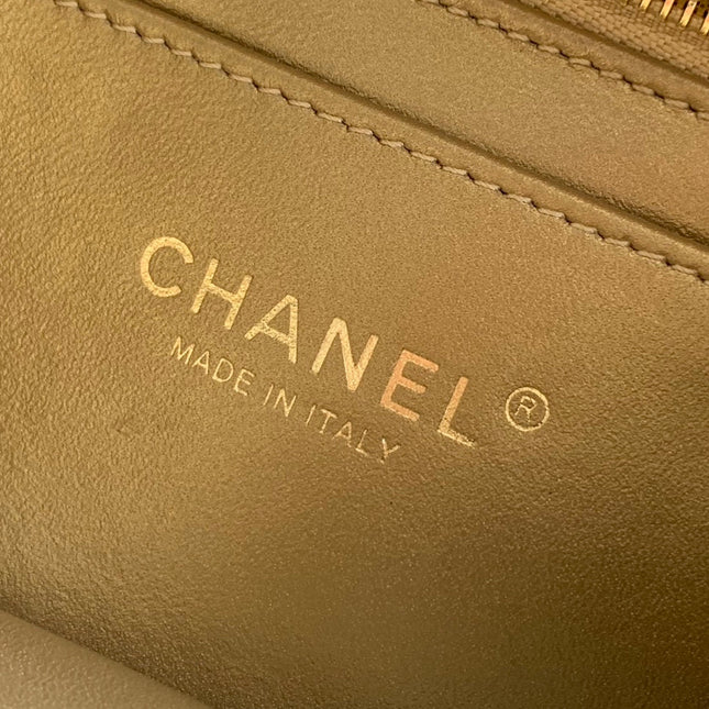 CC WAIST 24 BAG IN BLACK CALFSKIN WITH PEARL CHAIN AND GOLD HARDWARE