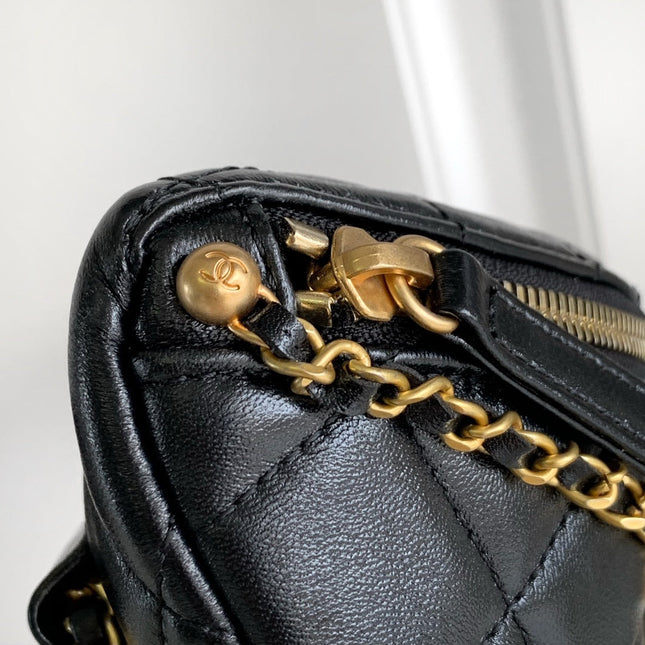CC WAIST 24 BAG IN BLACK CALFSKIN WITH PEARL CHAIN AND GOLD HARDWARE