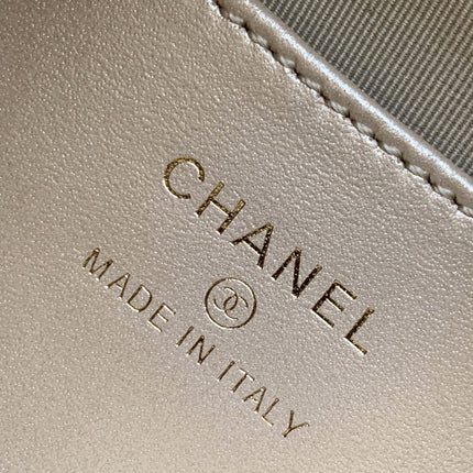 CC 16 MINI POUCH IN BLACK GRAINED CALFSKIN AND GOLD METAL