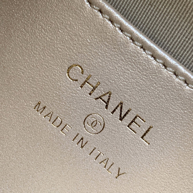 CC 16 MINI POUCH IN BLACK GRAINED CALFSKIN AND GOLD METAL