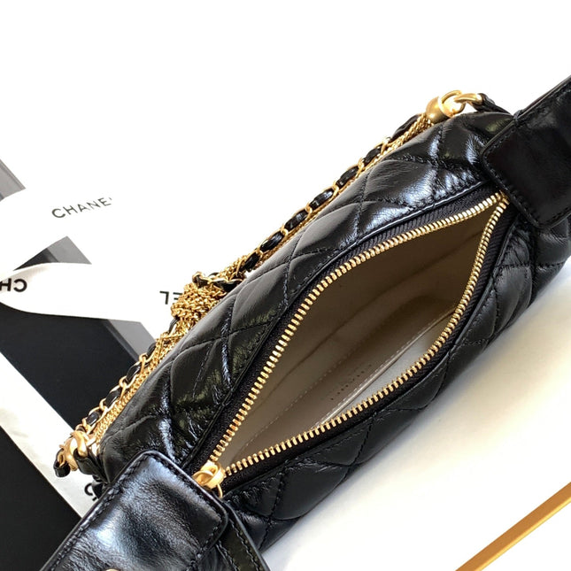 CC 16 MINI POUCH IN BLACK GRAINED CALFSKIN AND GOLD METAL