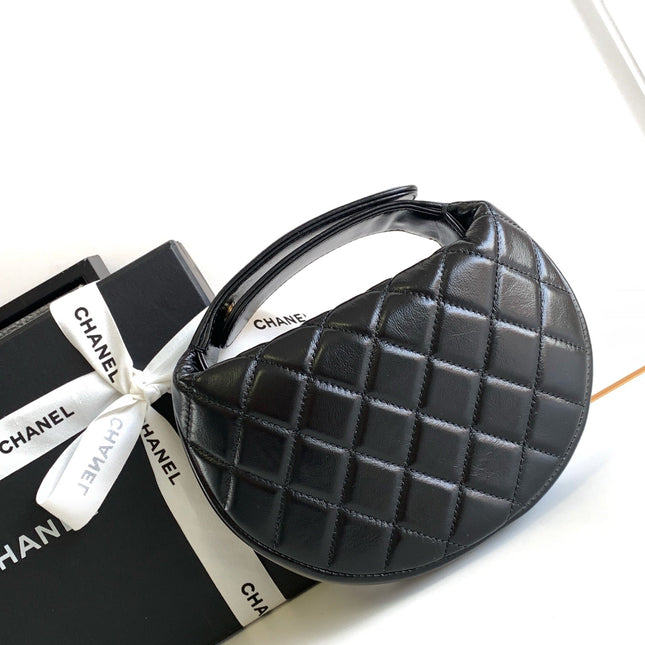 CC 16 MINI POUCH IN BLACK GRAINED CALFSKIN AND GOLD METAL