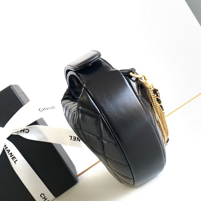 CC 16 MINI POUCH IN BLACK GRAINED CALFSKIN AND GOLD METAL