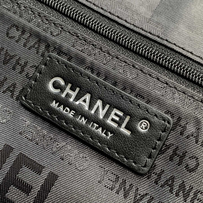 SHOULDER BAG 40 IN BLACK SOFT LAMBSKIN EMBOSSED LOGO SILVER HARDWARE