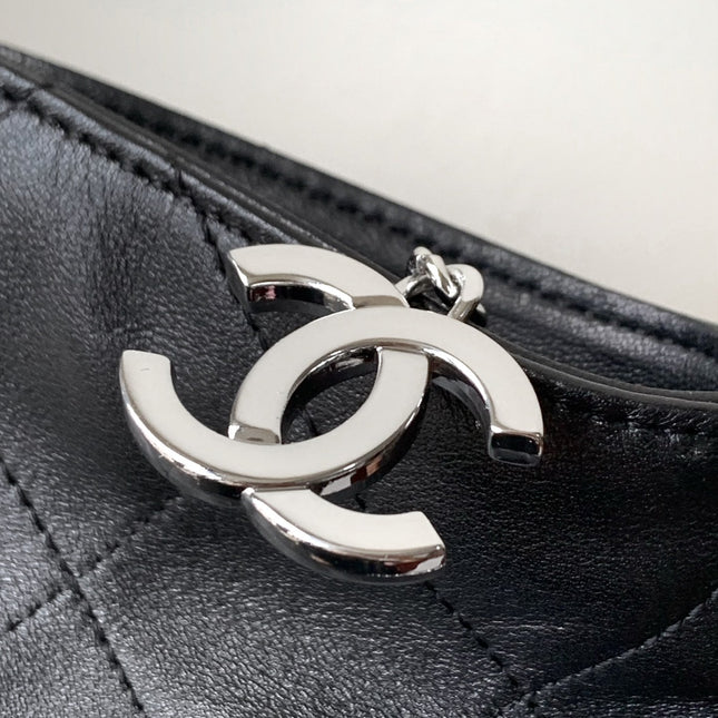 SHOULDER BAG 40 IN BLACK SOFT LAMBSKIN EMBOSSED LOGO SILVER HARDWARE
