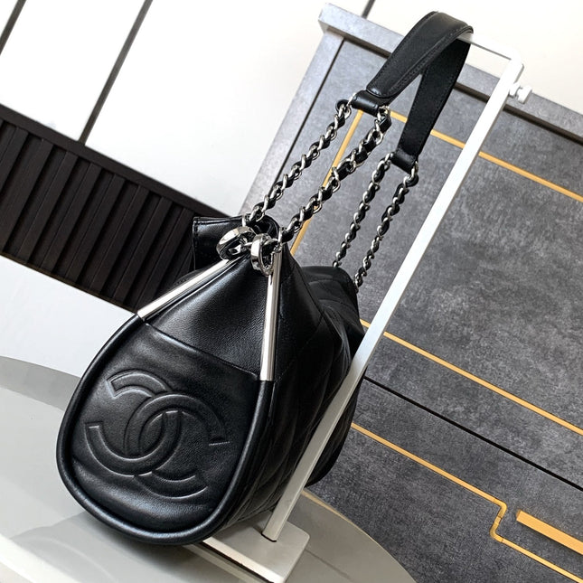 SHOULDER BAG 30 IN BLACK SOFT LAMBSKIN EMBOSSED LOGO SILVER HARDWARE
