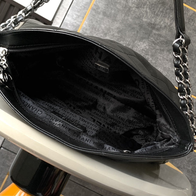 SHOULDER BAG 30 IN BLACK SOFT LAMBSKIN EMBOSSED LOGO SILVER HARDWARE