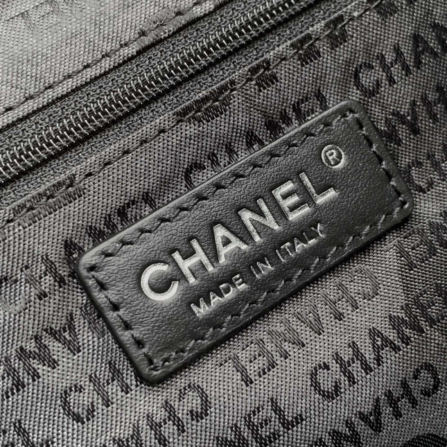 SHOULDER BAG 30 IN BLACK SOFT LAMBSKIN EMBOSSED LOGO SILVER HARDWARE
