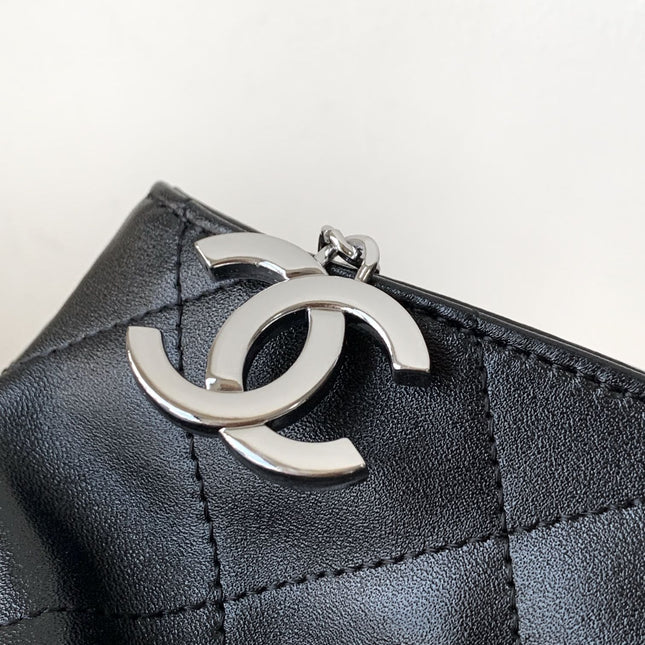 SHOULDER BAG 30 IN BLACK SOFT LAMBSKIN EMBOSSED LOGO SILVER HARDWARE