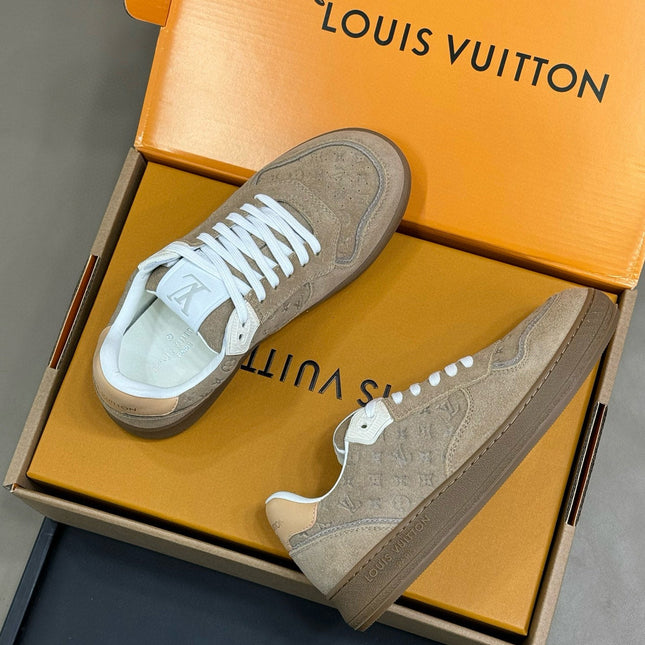 STADIUM SNEAKER IN KHAKI BROWN EMBOSSED MONOGRAM SUEDE